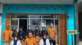 Pemilik, dokter, dan staf di Klinik Kalianda Sehat ketika pose bersama. Ist/KaliandaPost